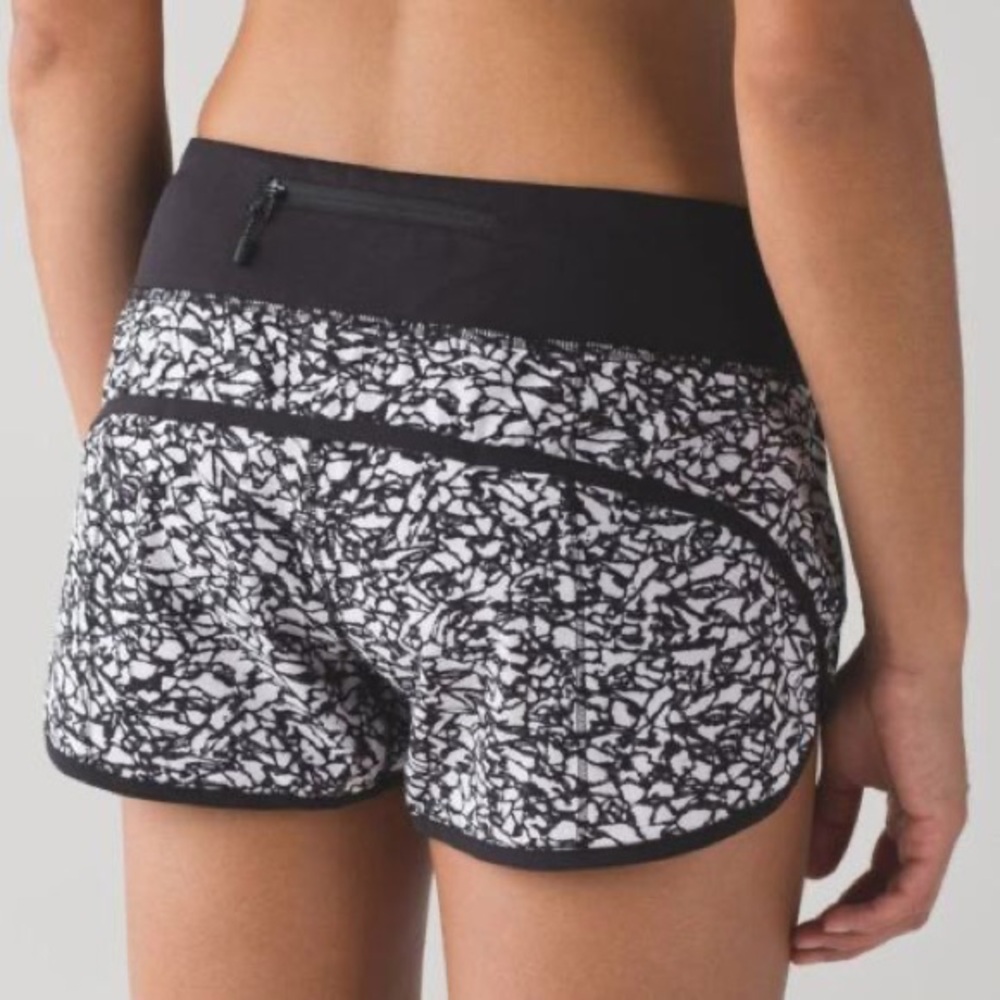 16. EUC Lululemon Speed Up‎ Shorts Black White sz6